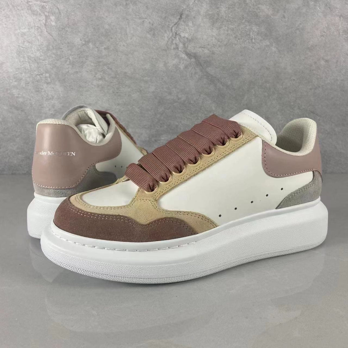 Alexander McQueen Alb Maro Crem - prezentare produs