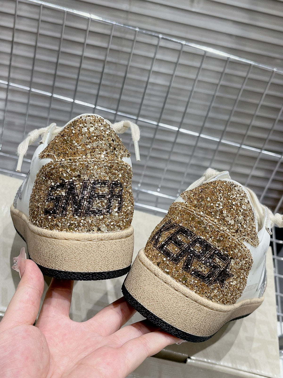 Golden Goose Deluxe G61 - prezentare produs