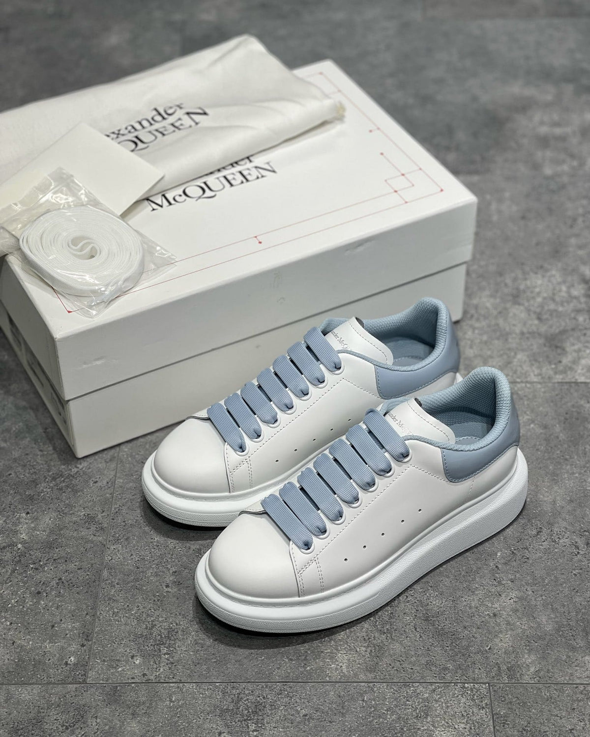 Alexander McQueen Alb Baby Albastru - prezentare produs