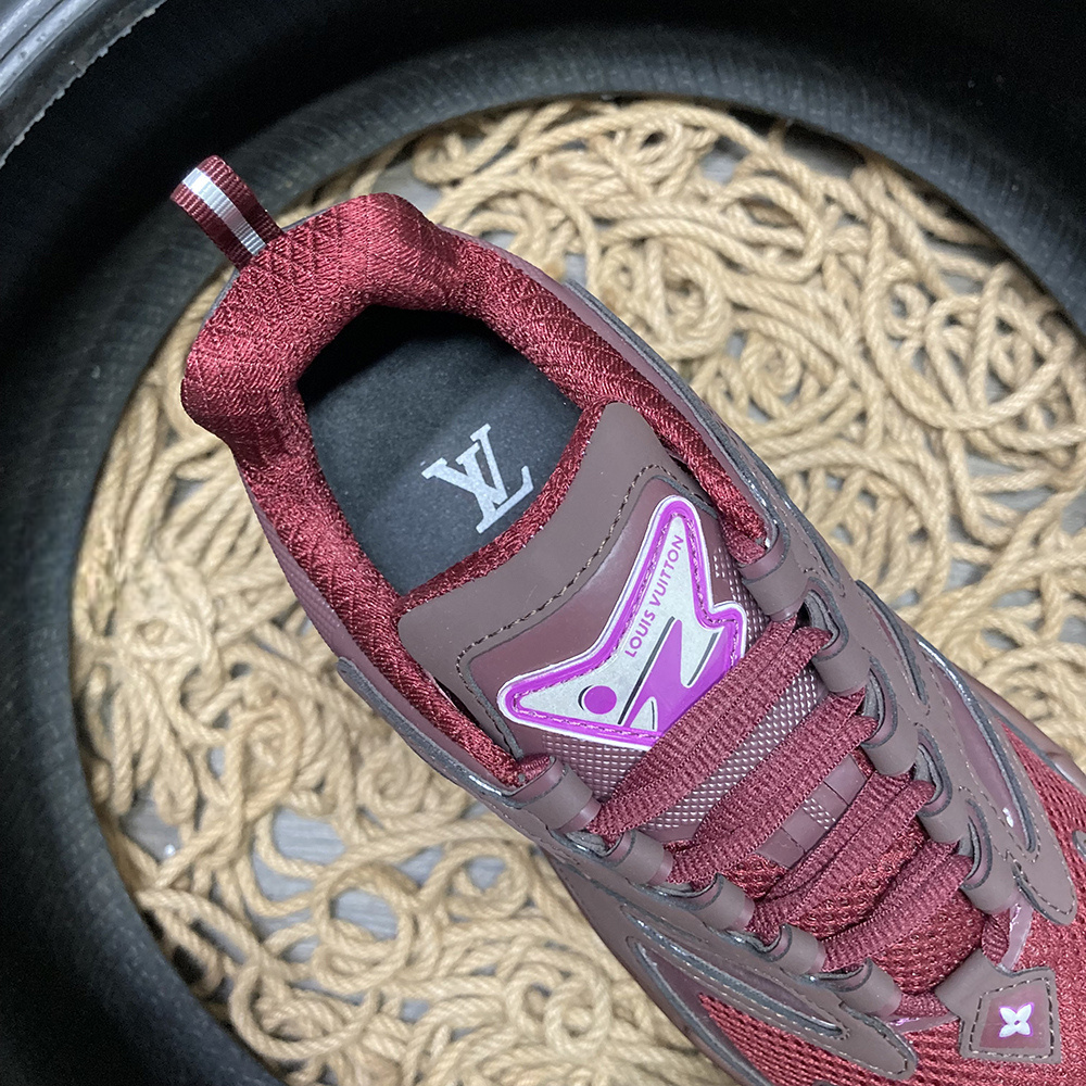 Louis Vuitton LV Tactic Bordo - prezentare produs