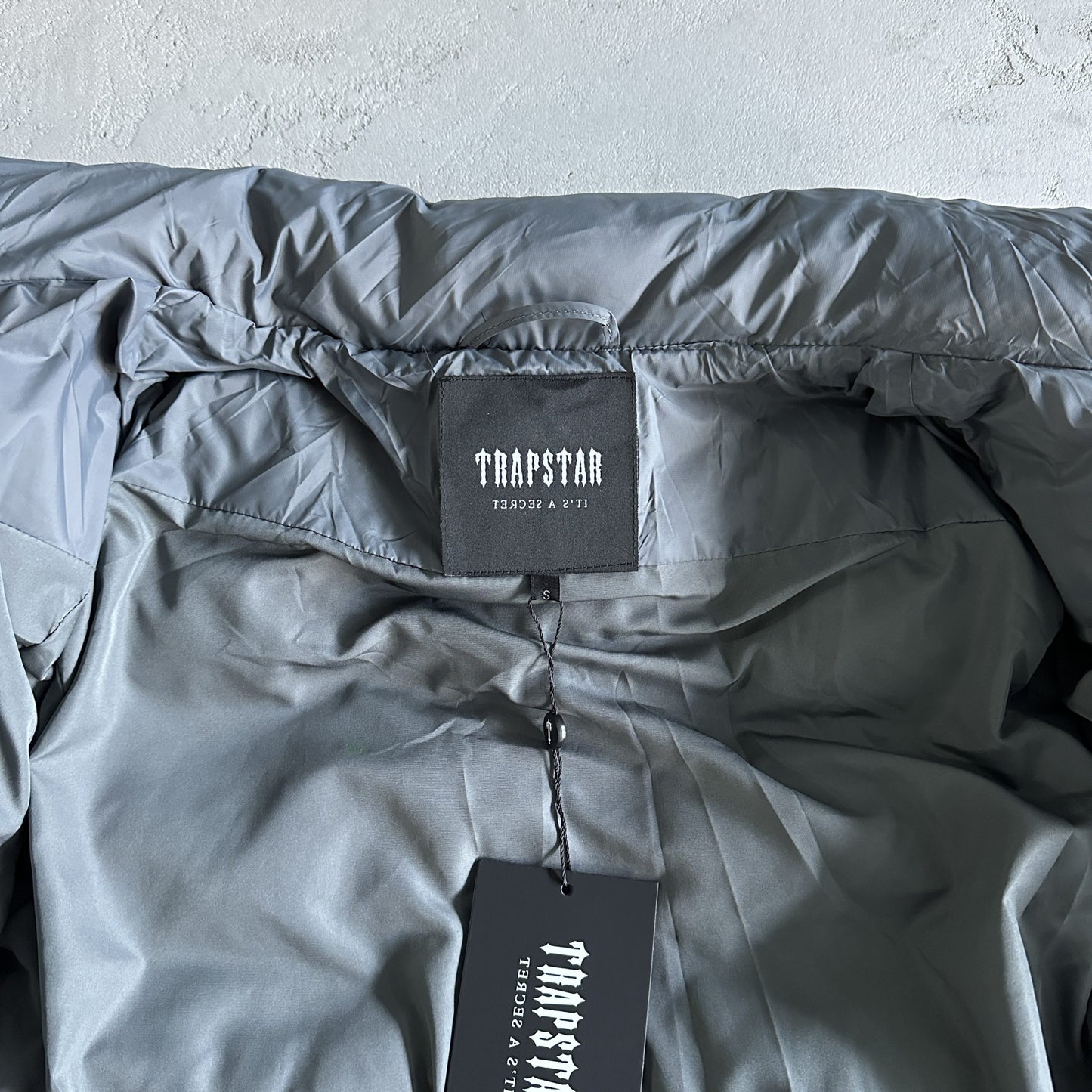 Trapstar Geacă Its A Secret Puffer Gri New Colecție - prezentare produs