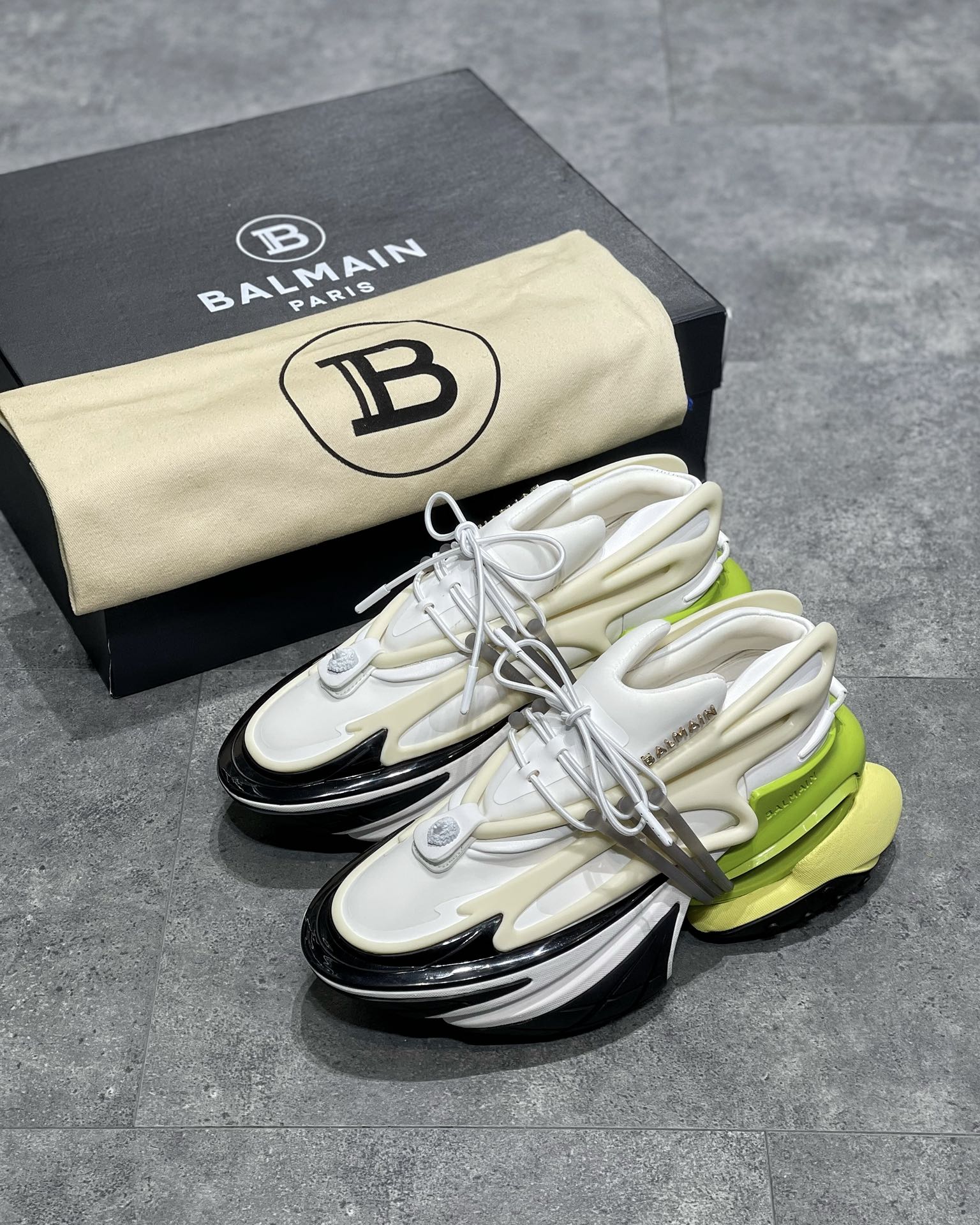 Balmain Unicorn Alb Verde - prezentare produs