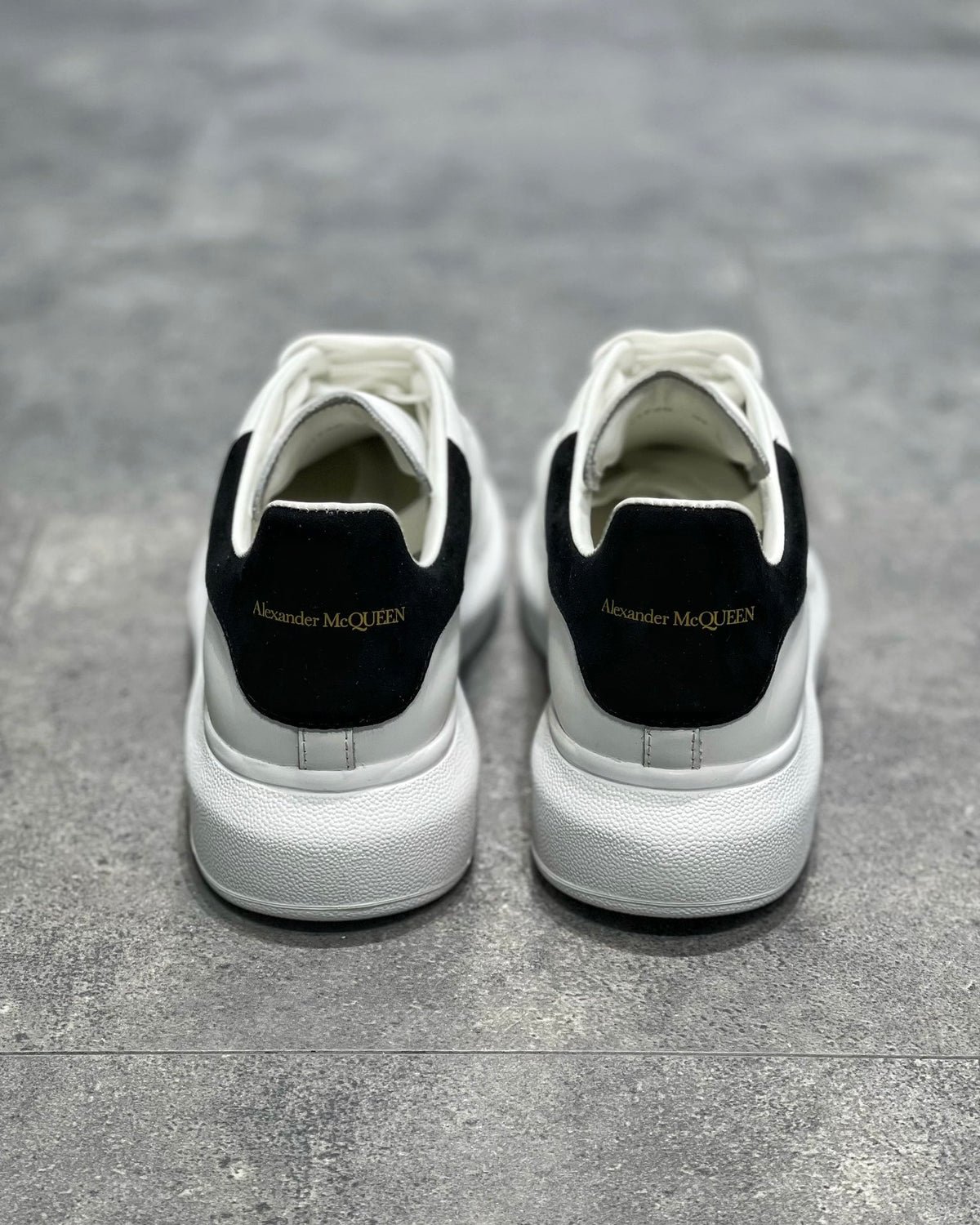 Alexander McQueen Negru Velvet - prezentare produs