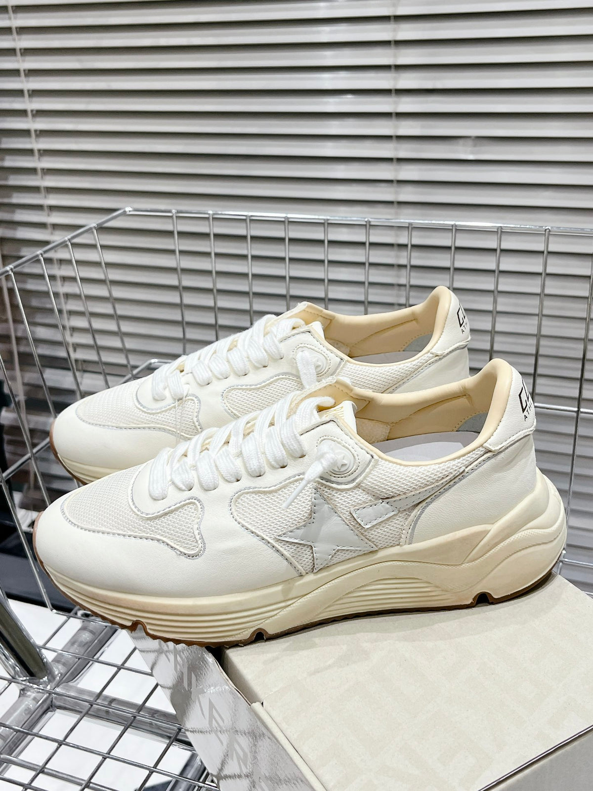 Golden Goose Deluxe G54 - prezentare produs