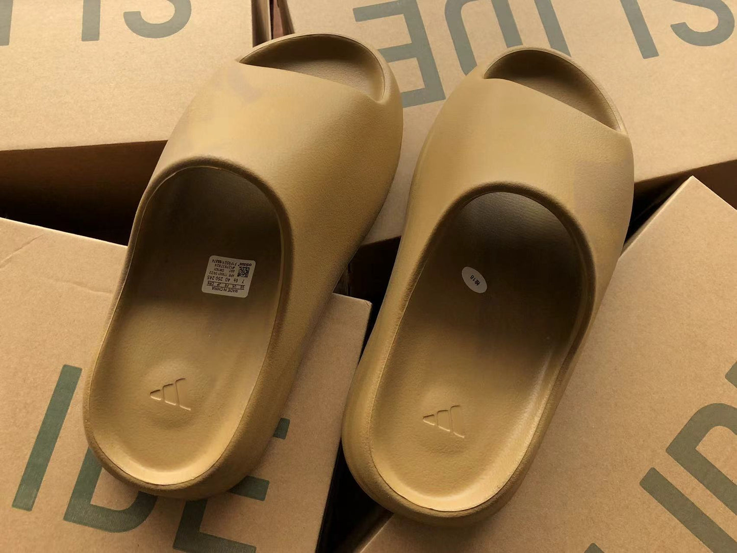 Adidas Yeezy Slapi Maro - prezentare produs