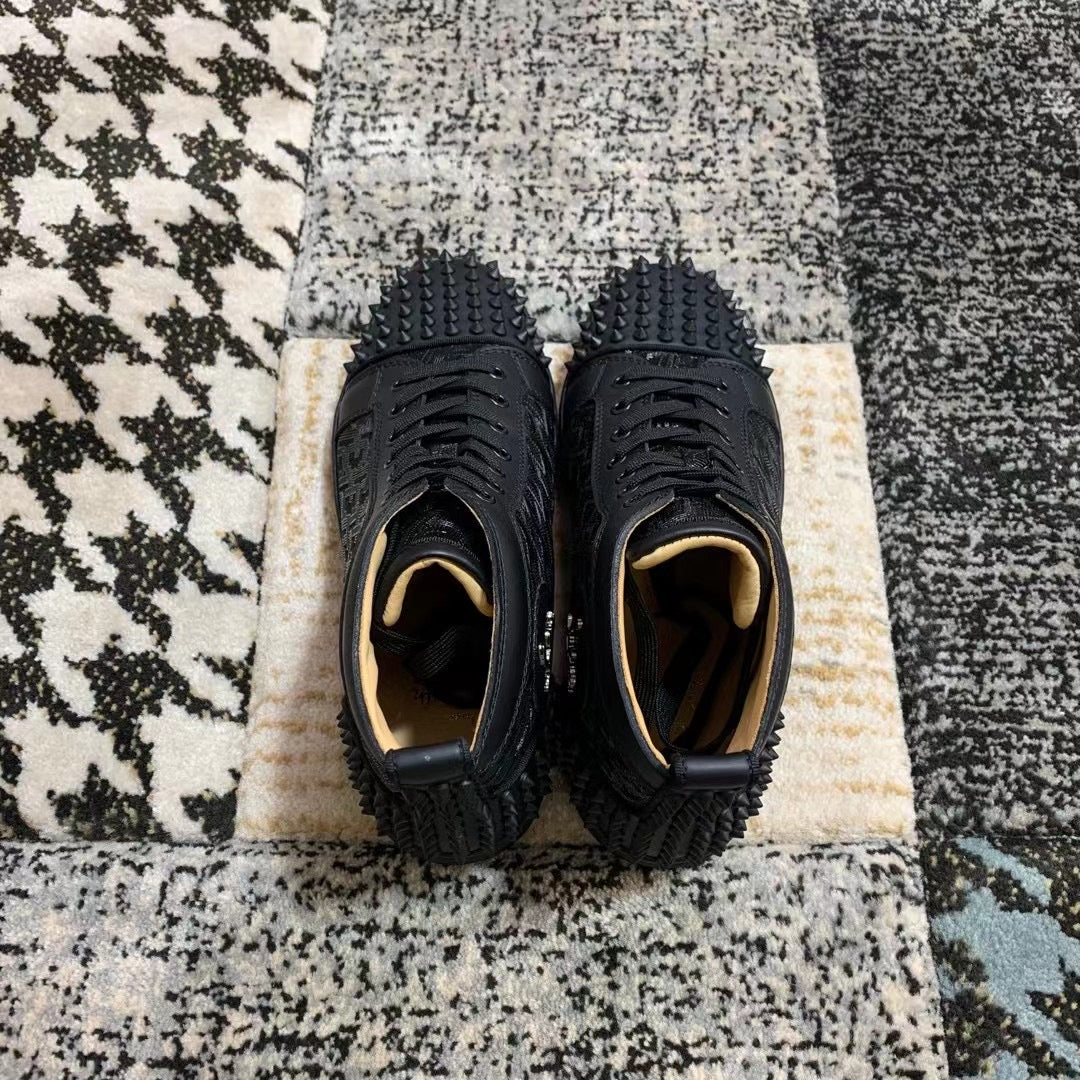 Christian Louboutin Negru Pattern Spikes High - prezentare produs