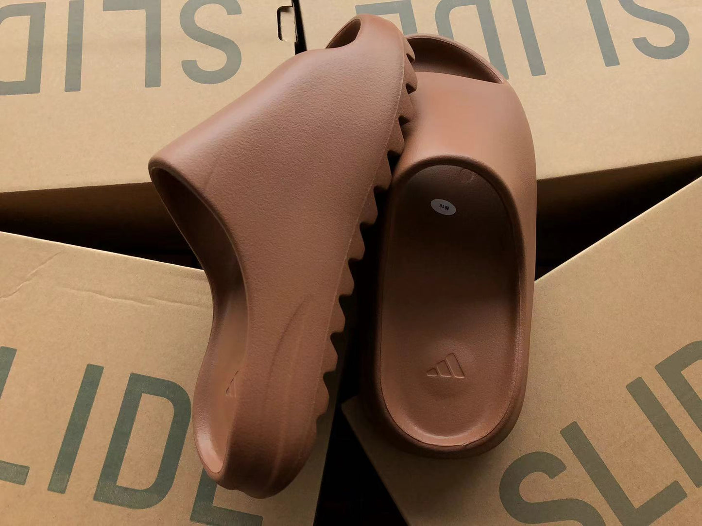 Adidas Yeezy Slapi Chocolate - prezentare produs