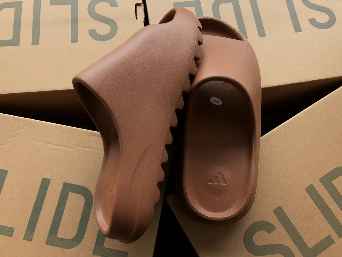 Adidas Yeezy Slapi Chocolate - prezentare produs
