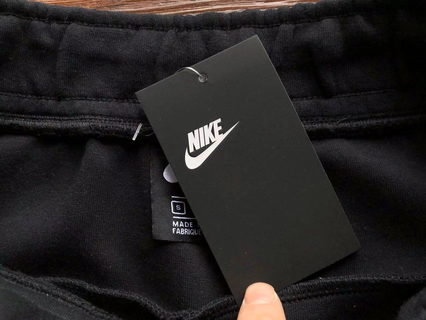 Nike Tech Pantaloni Trousers - prezentare produs