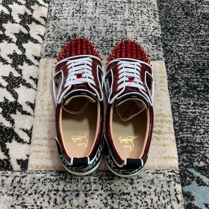 Christian Louboutin Roșu Patent Spikes Low - prezentare produs