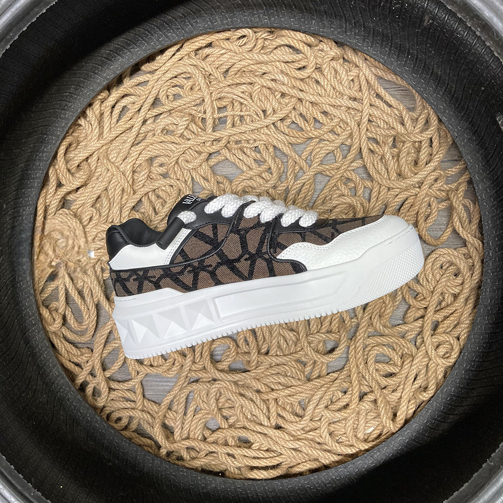 Valentino One Stud Închis Maro - prezentare produs