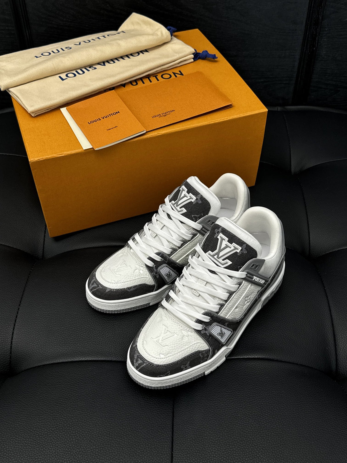 Louis Vuitton LV 600a Deschis Gri Pattern - prezentare produs