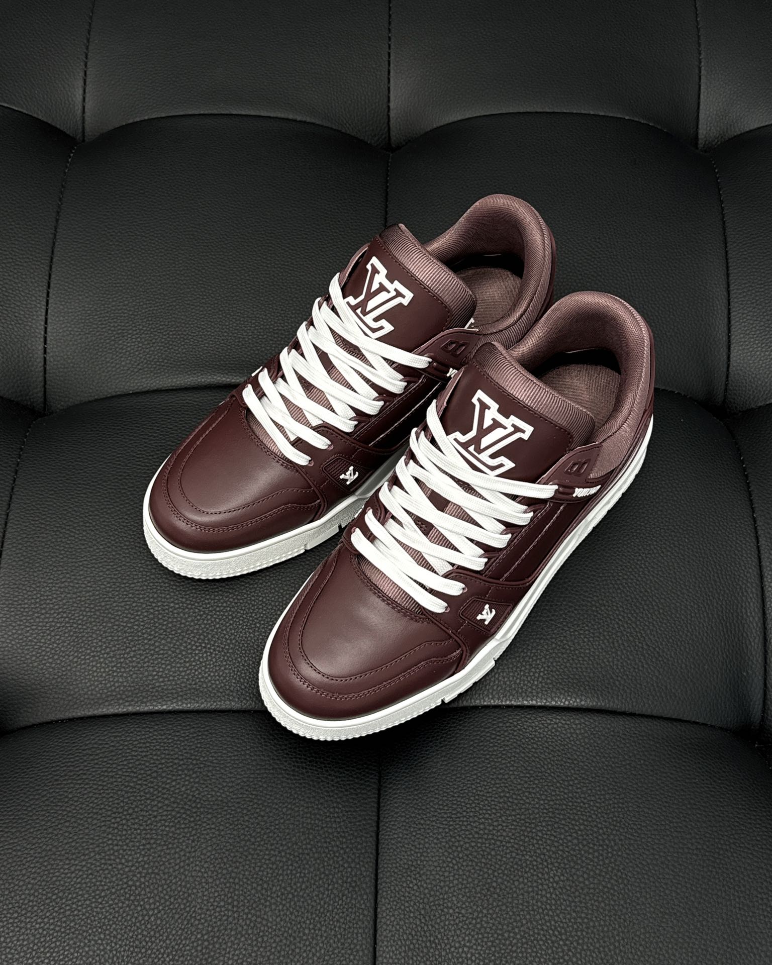 Louis Vuitton LV 600a Bordo - prezentare produs