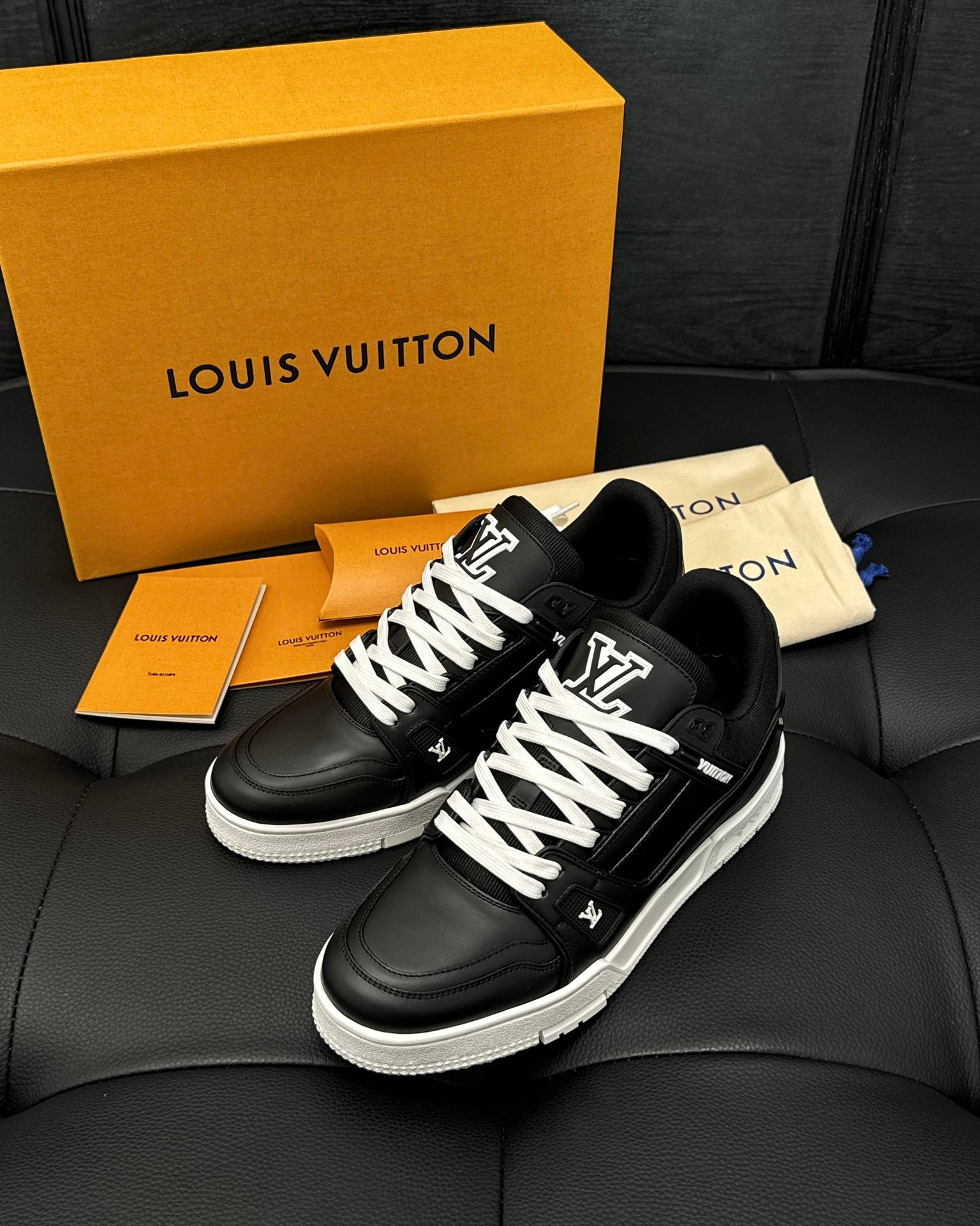 Louis Vuitton LV 600a Negru - prezentare produs
