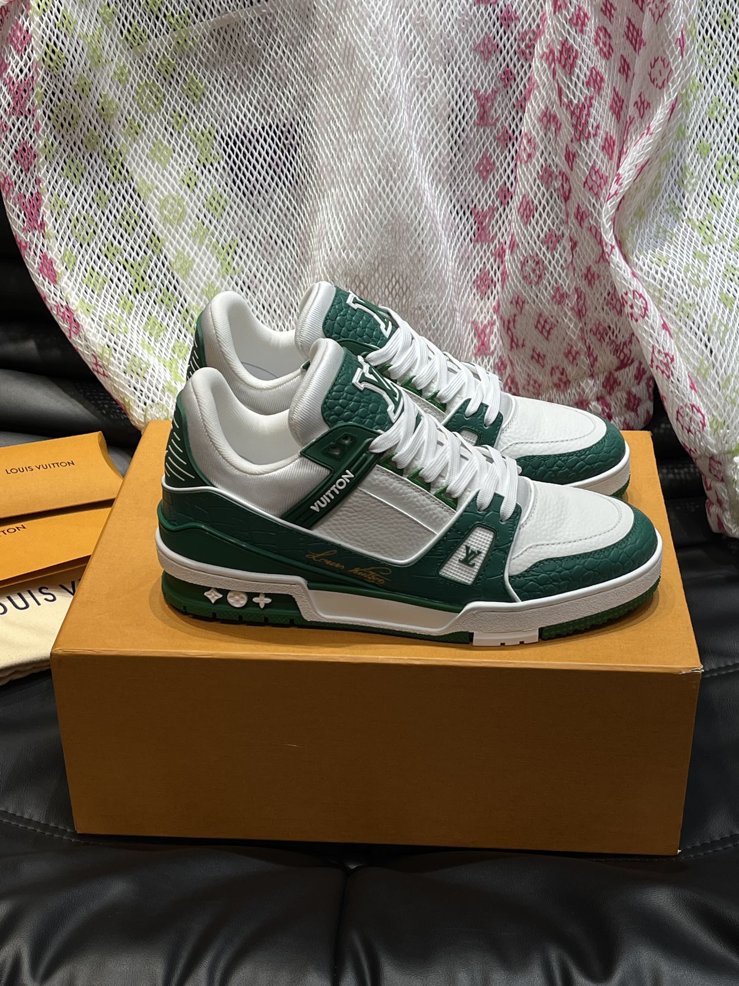 Louis Vuitton LV 600a Verde Alb - prezentare produs