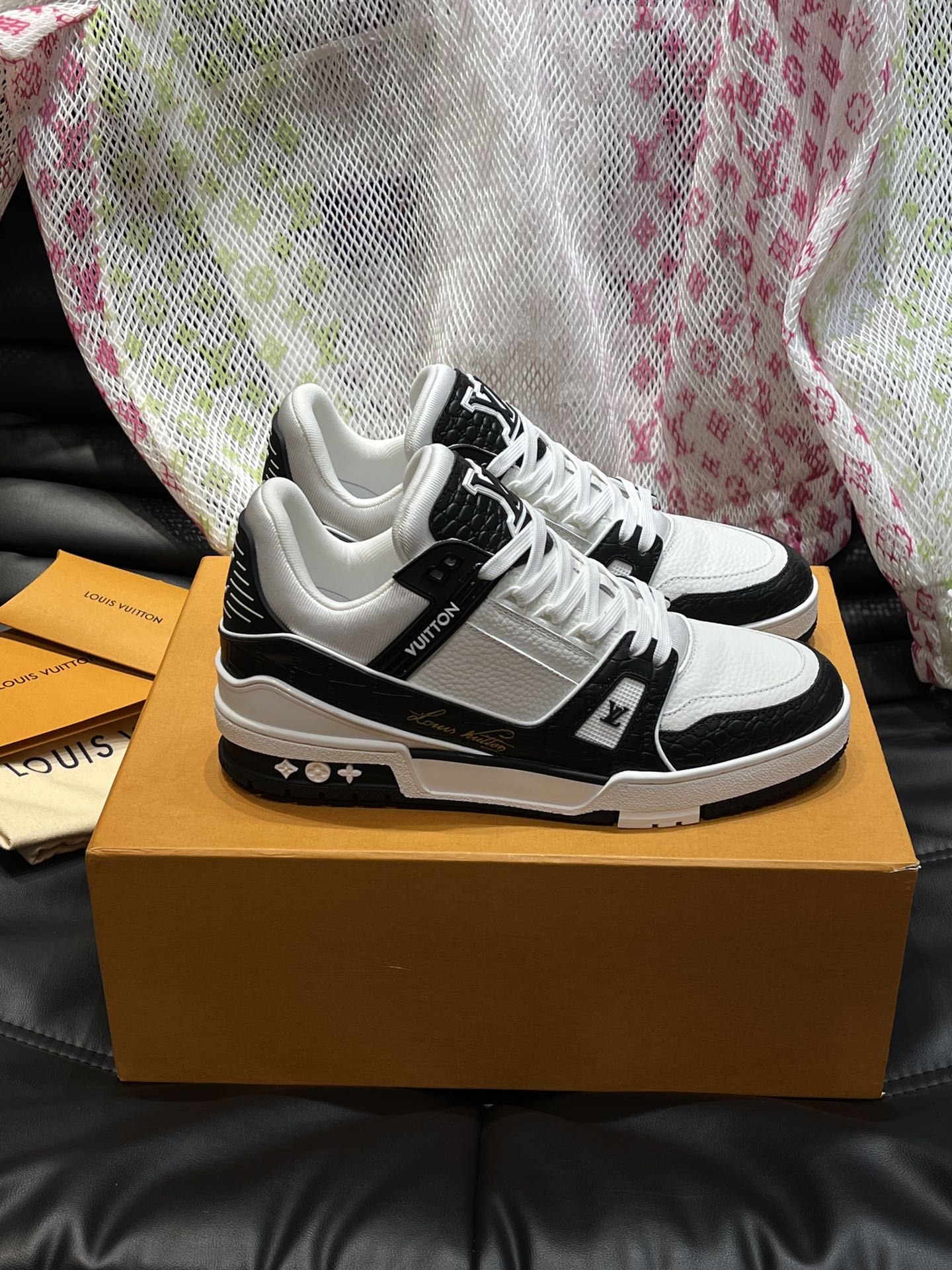 Louis Vuitton LV 600a Negru Alb - prezentare produs