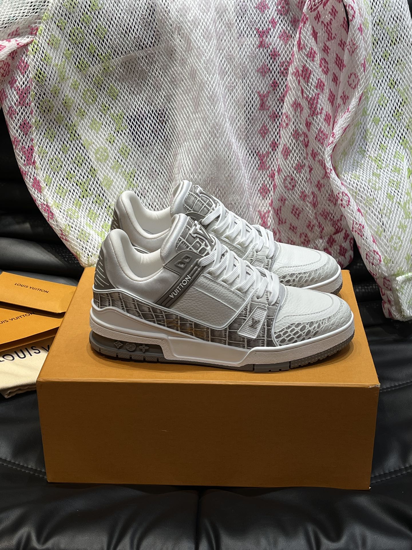 Louis Vuitton LV 600a Gri - prezentare produs