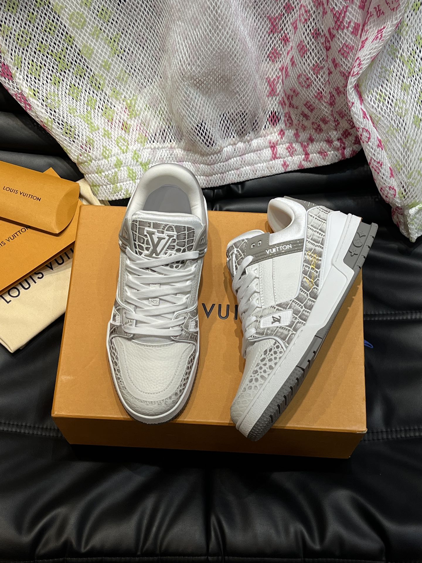 Louis Vuitton LV 600a Gri - prezentare produs