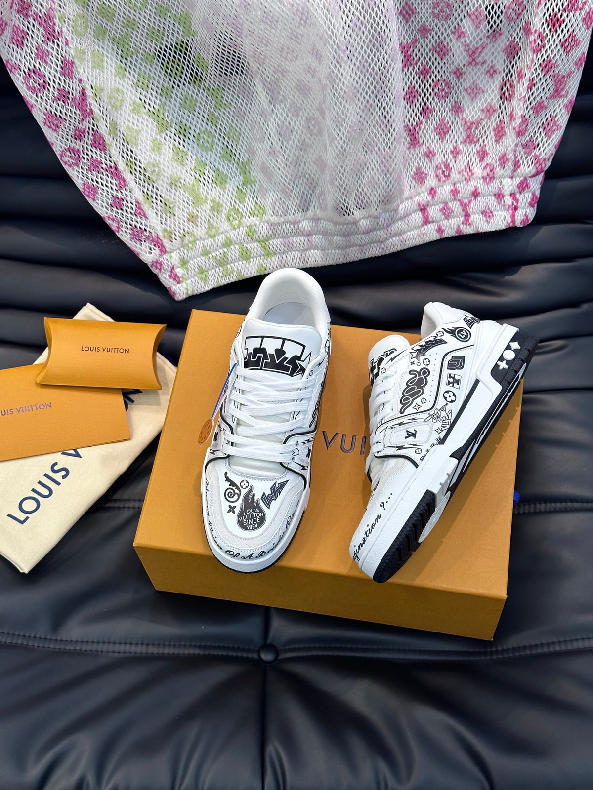 Louis Vuitton LV 600a Alb Negru - prezentare produs