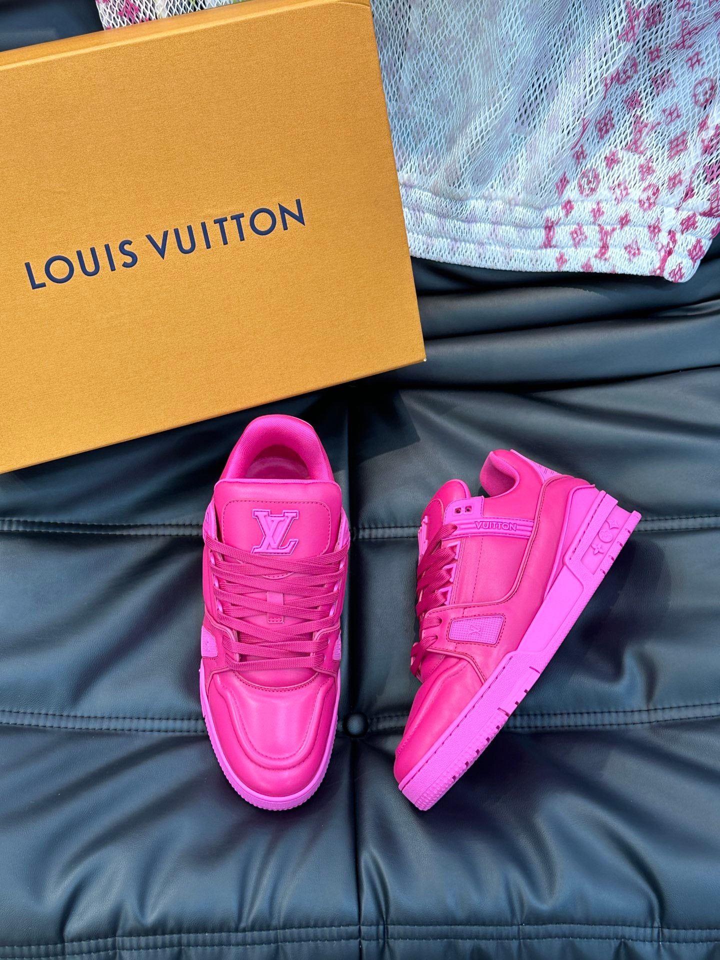 Louis Vuitton LV 600a Roz - prezentare produs