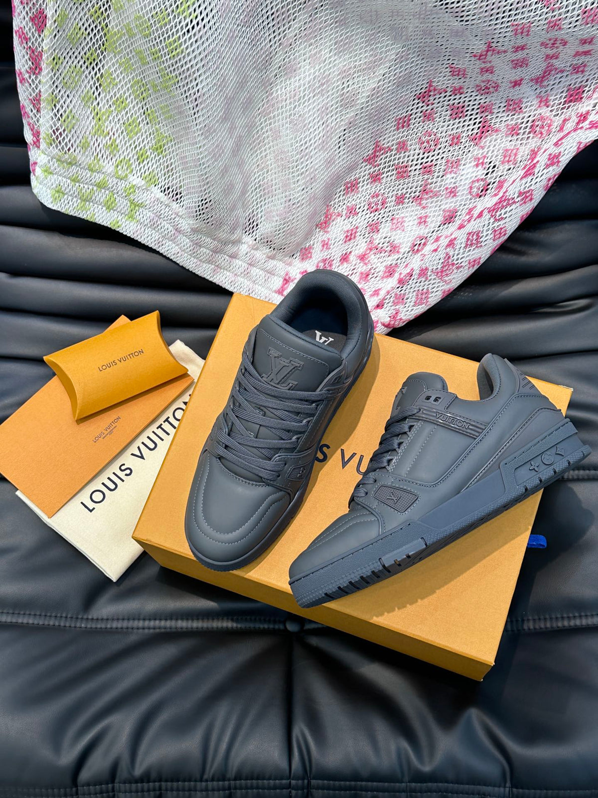 Louis Vuitton LV 600a Gri - prezentare produs