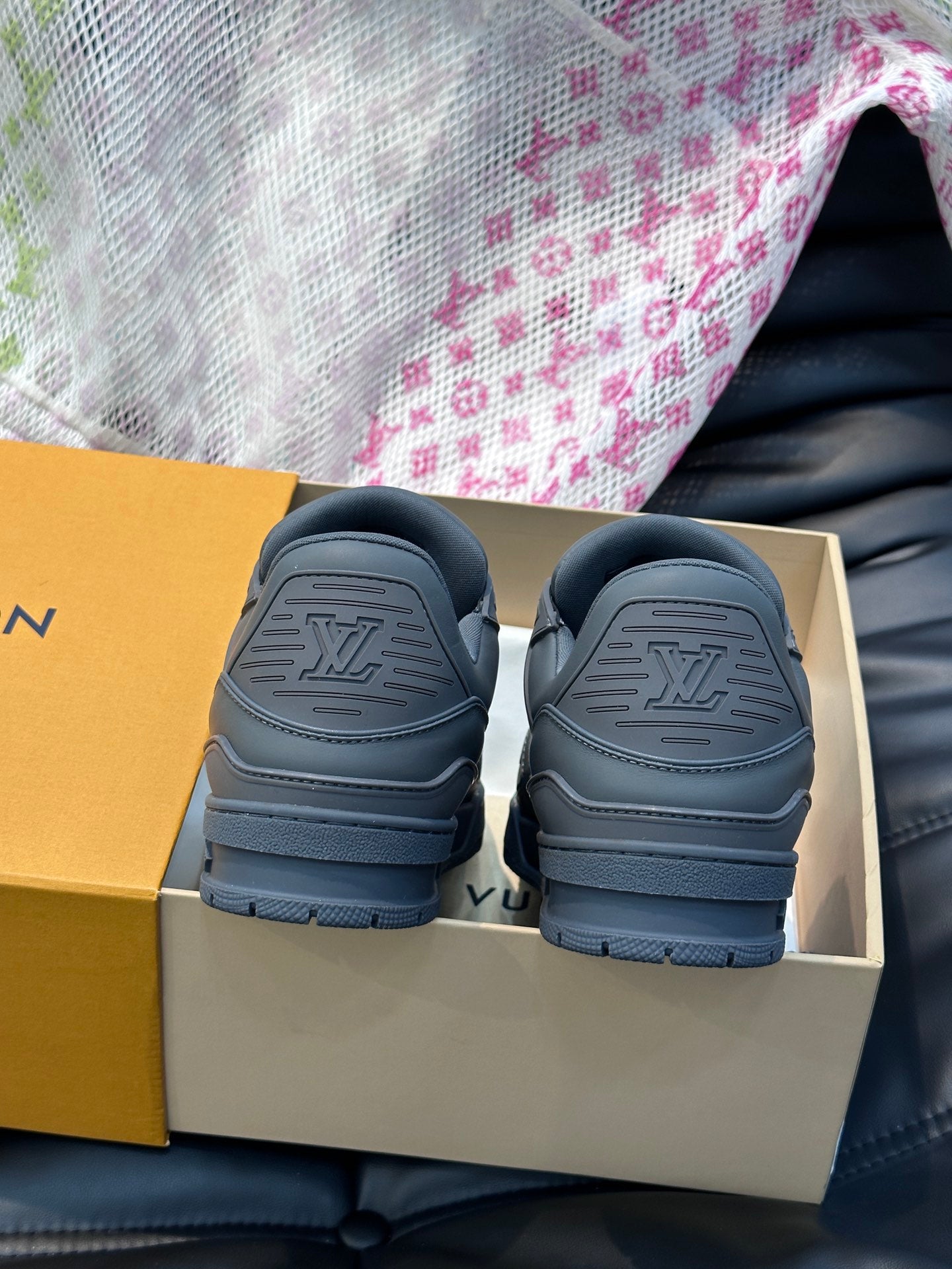 Louis Vuitton LV 600a Gri Pantofi sport - prezentare produs