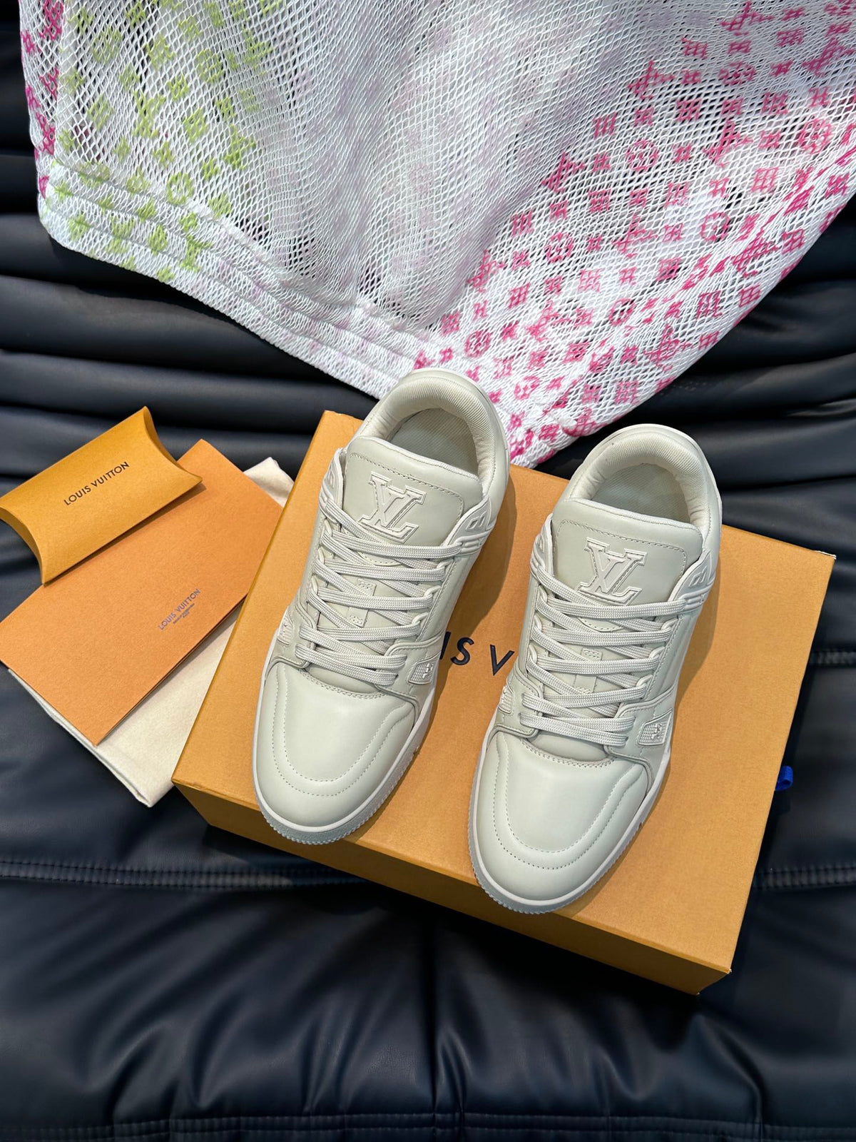 Louis Vuitton LV 600a Crem - prezentare produs