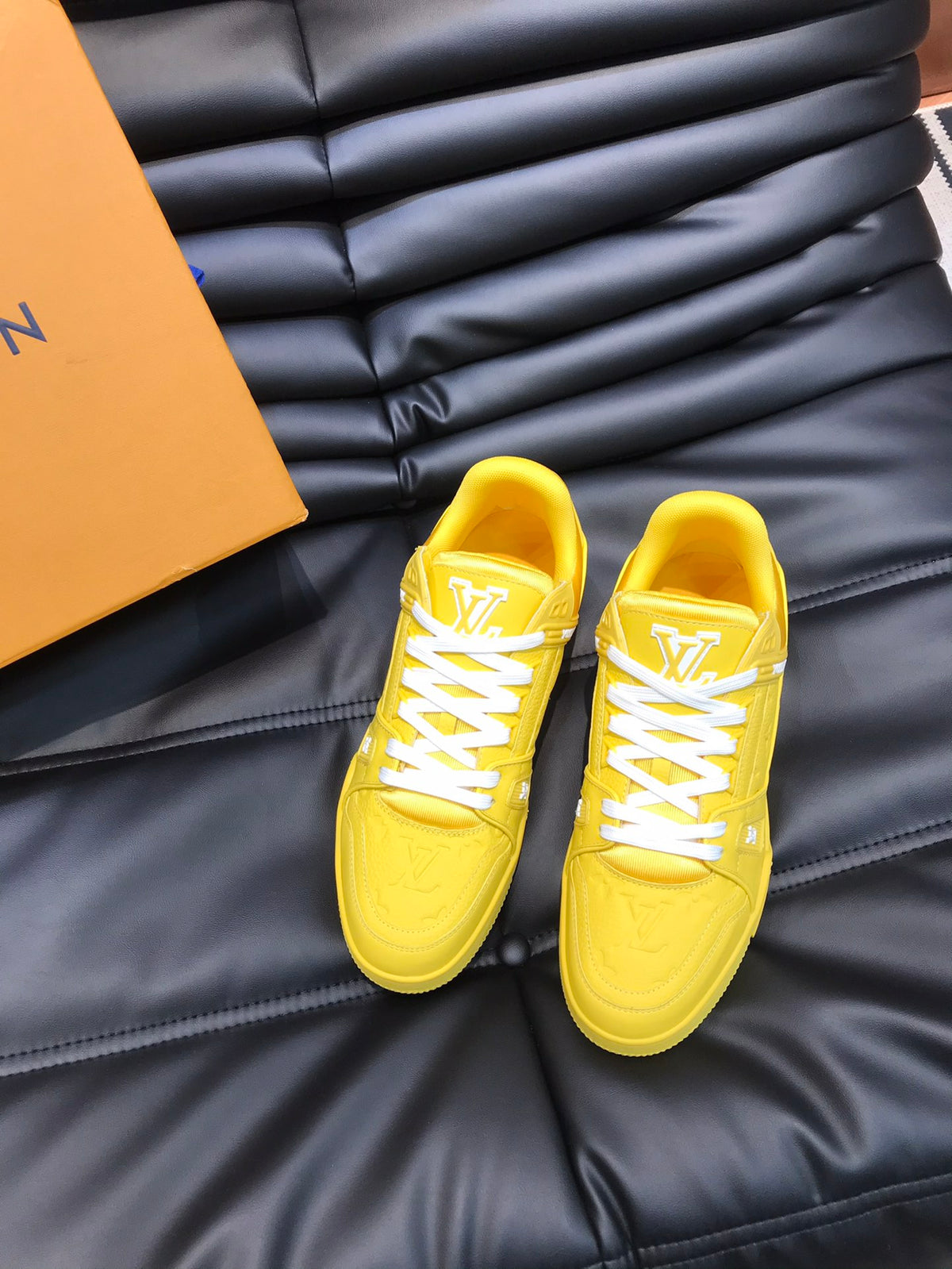 Louis Vuitton LV 600a Galben - prezentare produs