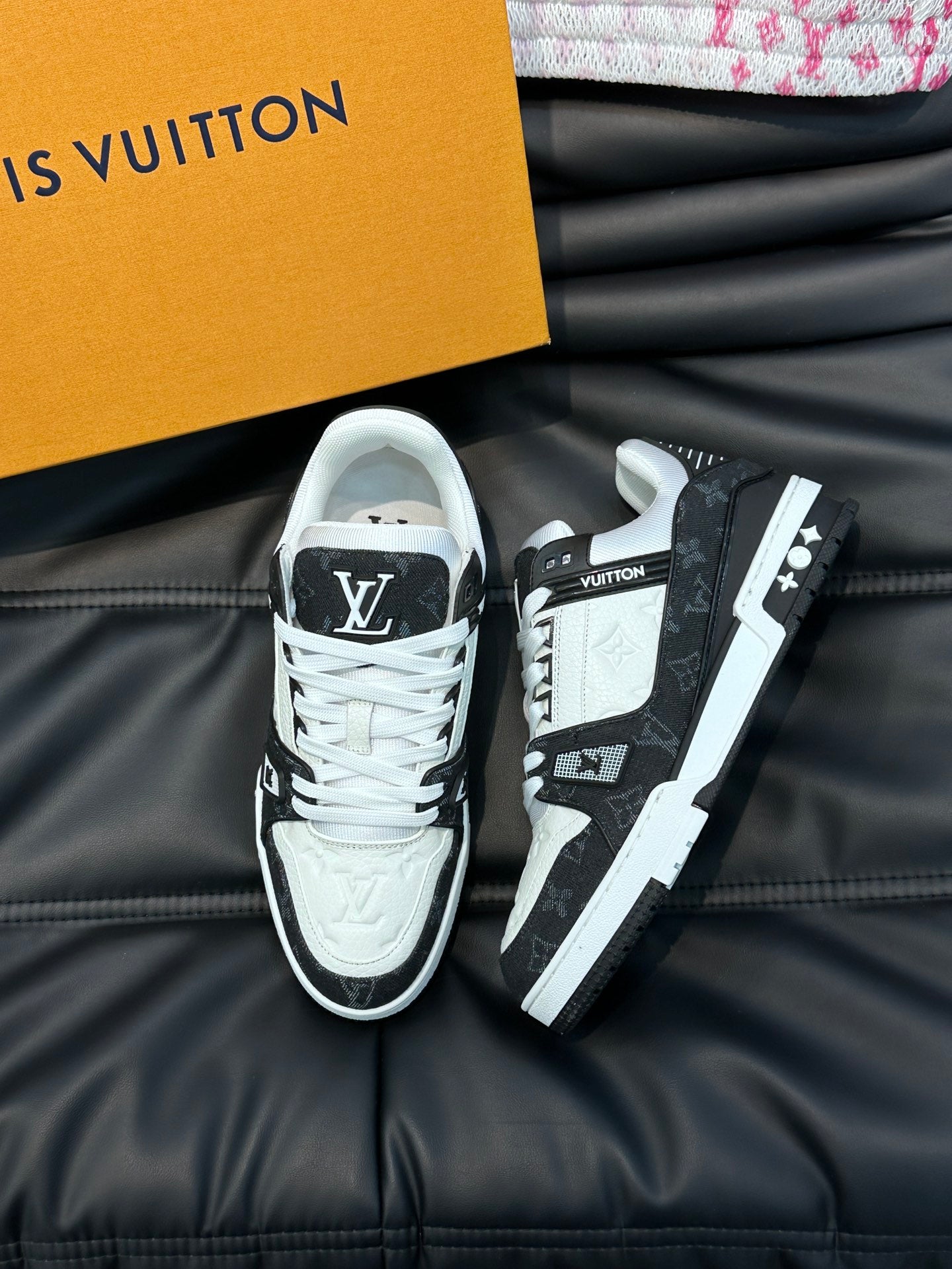 Louis Vuitton LV 600a Negru Pattern - prezentare produs