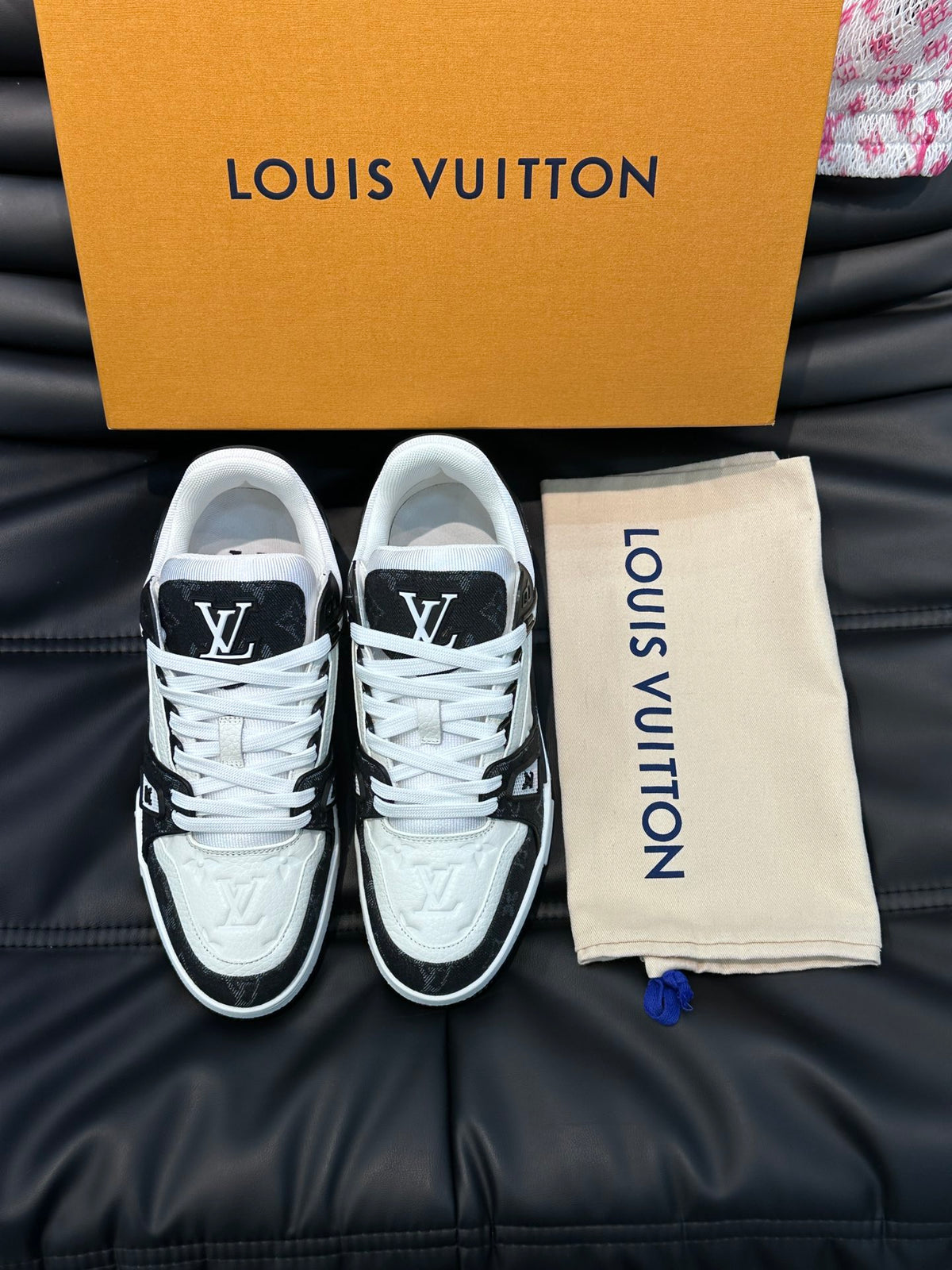 Louis Vuitton LV 600a Negru Pattern - prezentare produs