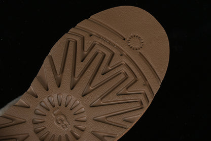 UGG Clasic Short Ghete - prezentare produs