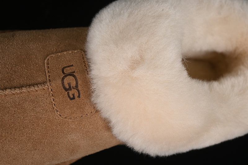 UGG Clasic Short Ghete - prezentare produs