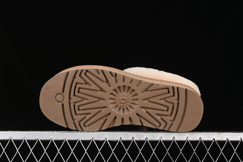 UGG Clasic Short Ghete - prezentare produs