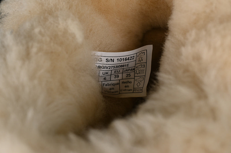 UGG Bailey Button Ghete - prezentare produs