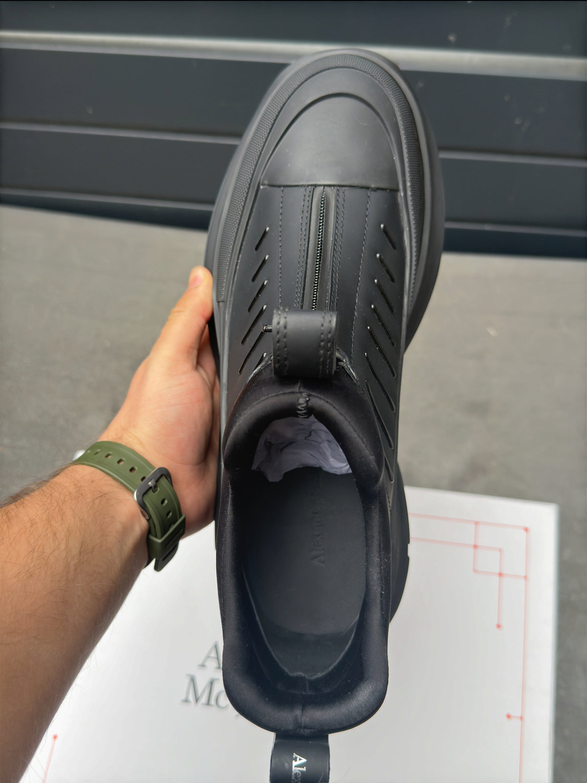 Alexander McQueen Ghete L - prezentare produs