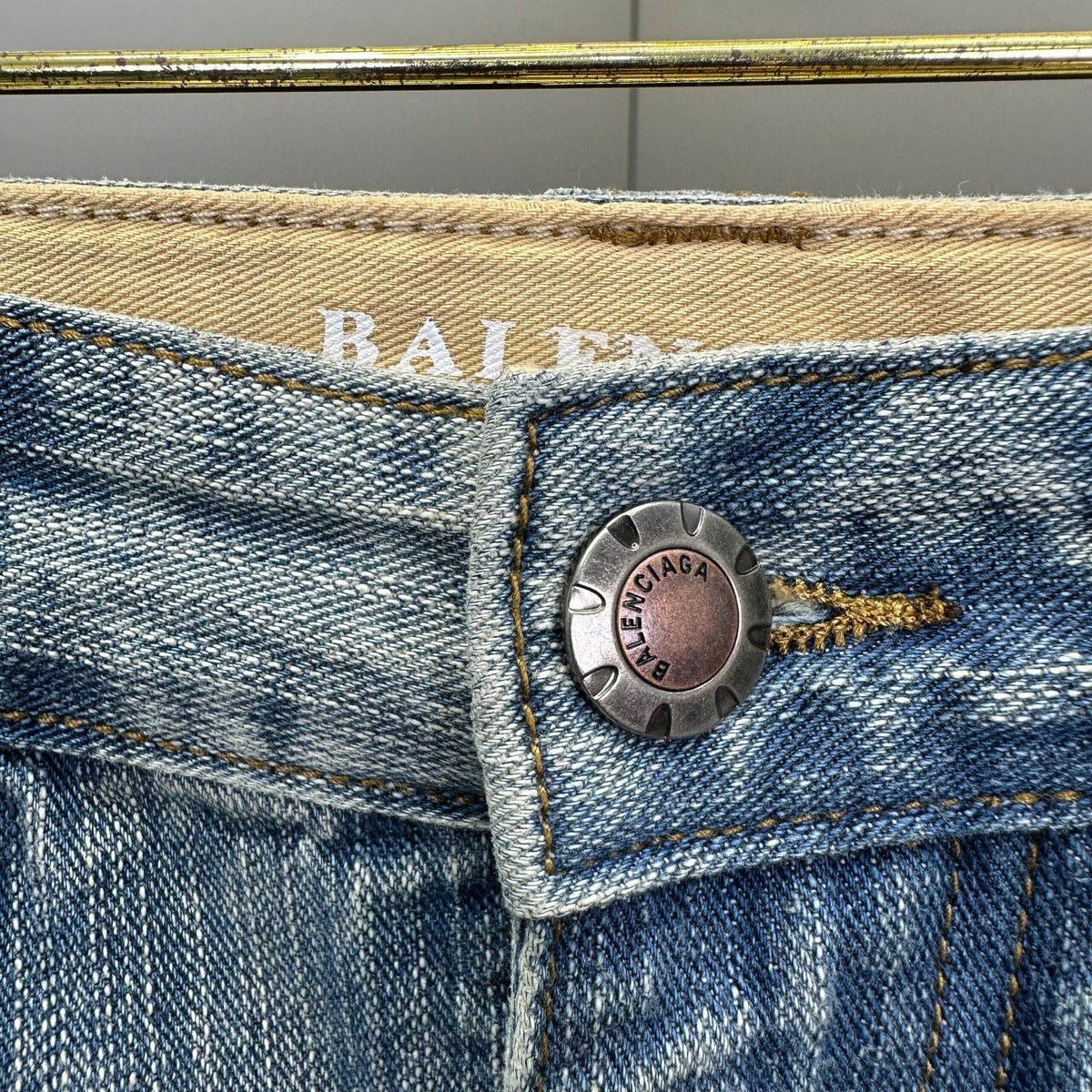 Balenciaga Exclusive Clothing - prezentare produs