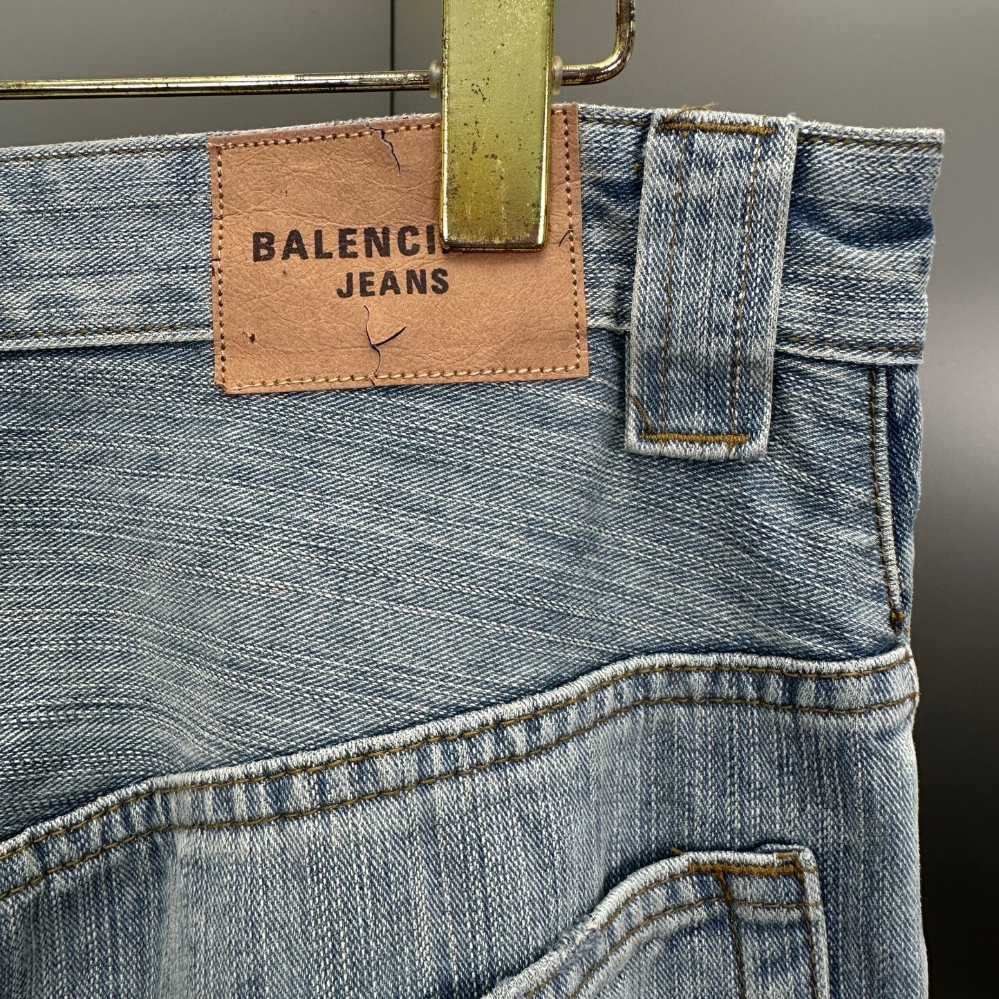 Balenciaga Exclusive Clothing - prezentare produs
