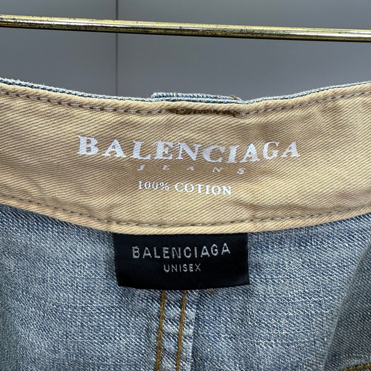 Balenciaga Exclusive Clothing - prezentare produs