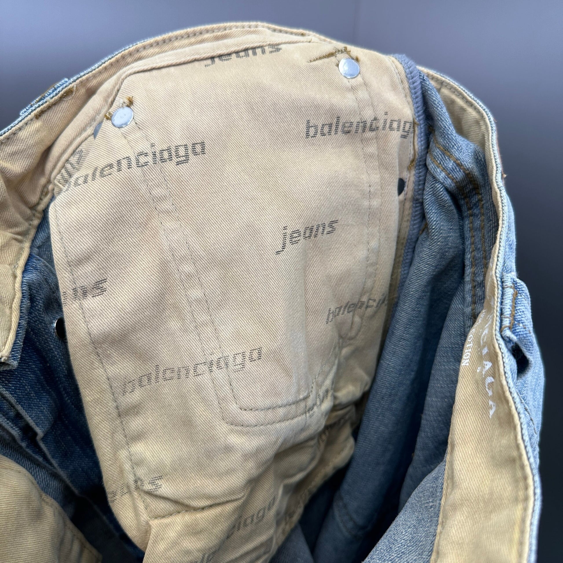 Balenciaga Exclusive Clothing - prezentare produs
