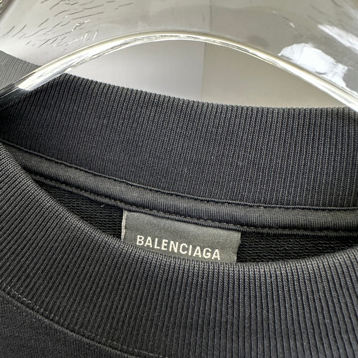 Balenciaga Exclusive Clothing - prezentare produs