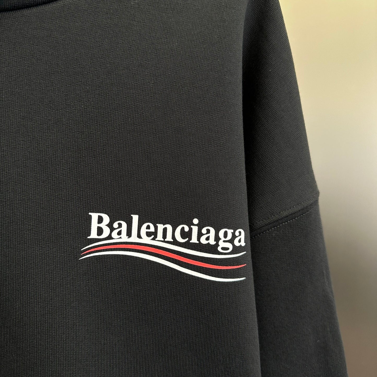 Balenciaga Exclusive Clothing - prezentare produs