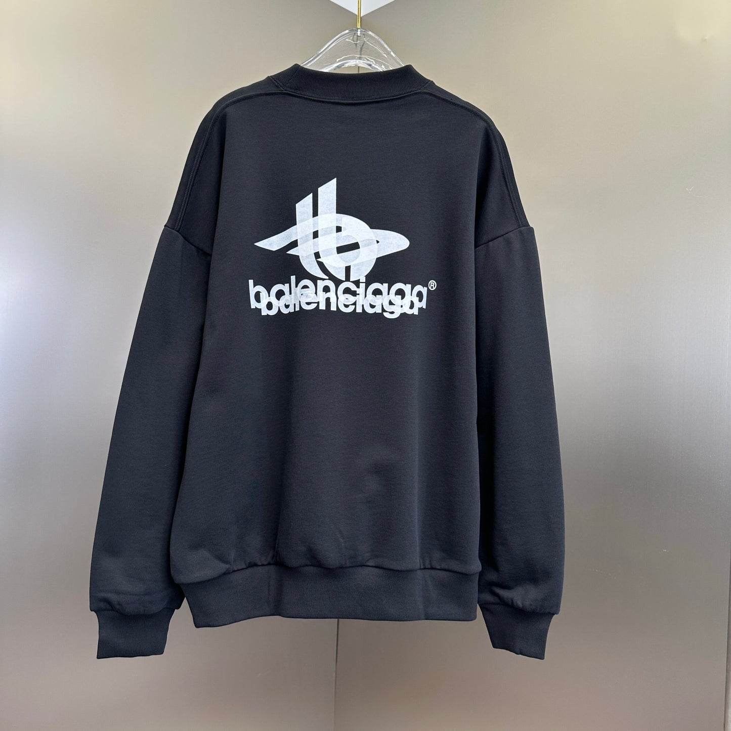 Balenciaga Exclusive Clothing - prezentare produs