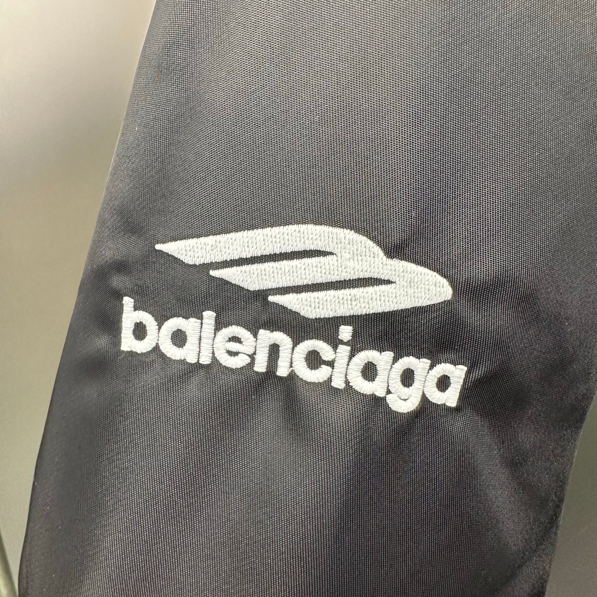 Balenciaga Exclusive Clothing - prezentare produs