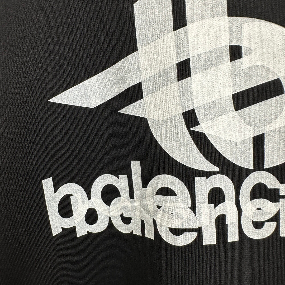 Balenciaga Exclusive Clothing - prezentare produs