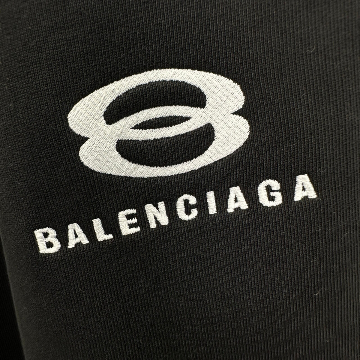 Balenciaga Exclusive Clothing - prezentare produs