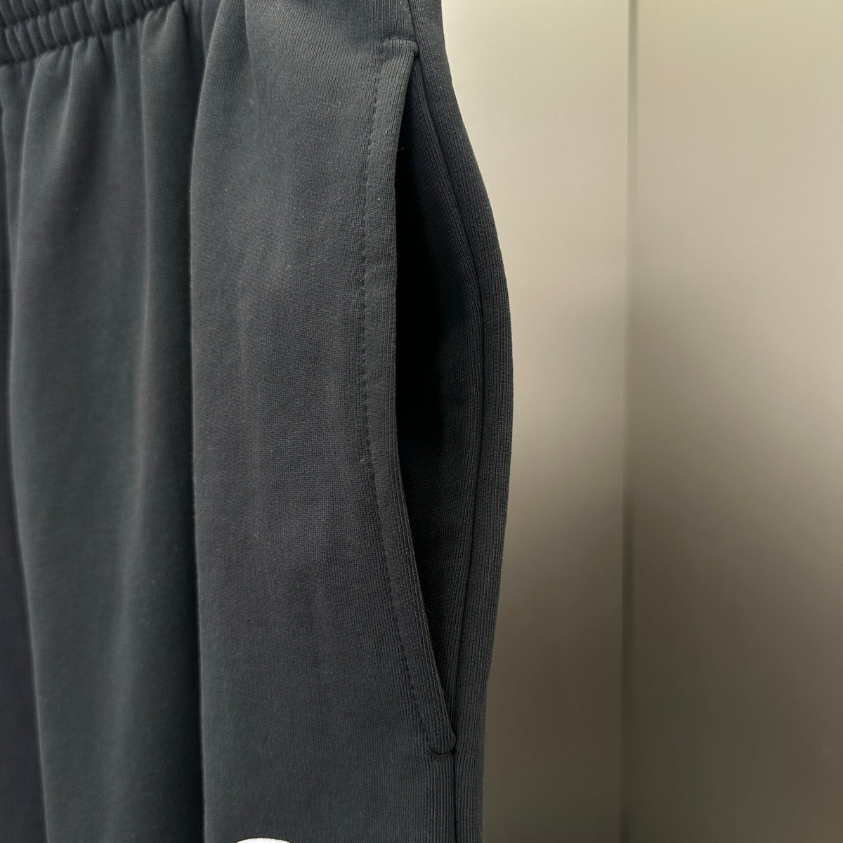 Balenciaga Exclusive Clothing - prezentare produs