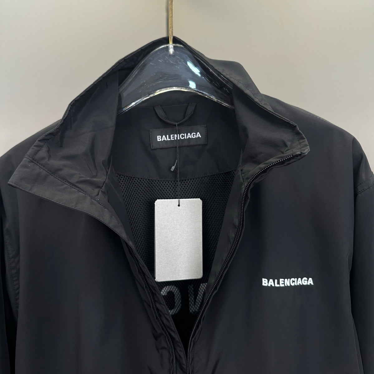 Balenciaga Exclusive Clothing - prezentare produs