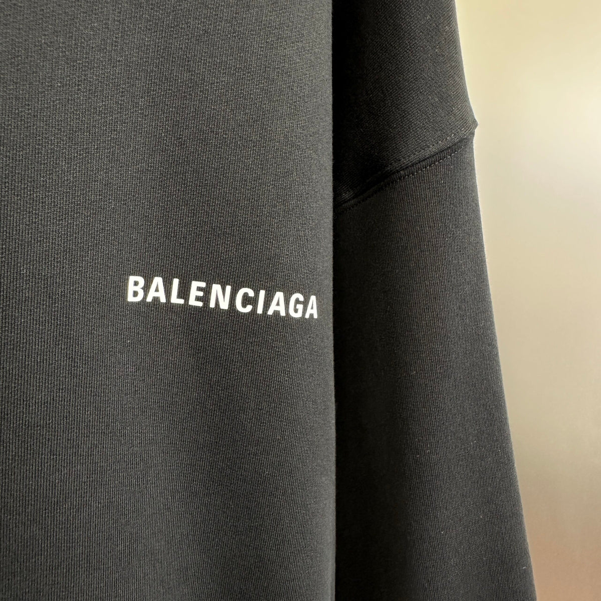 Balenciaga Exclusive Clothing - prezentare produs