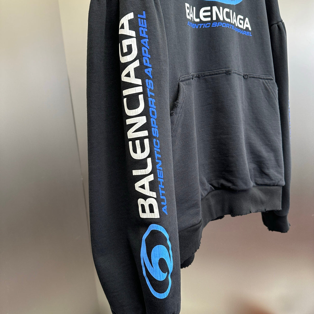 Balenciaga Exclusive Clothing - prezentare produs