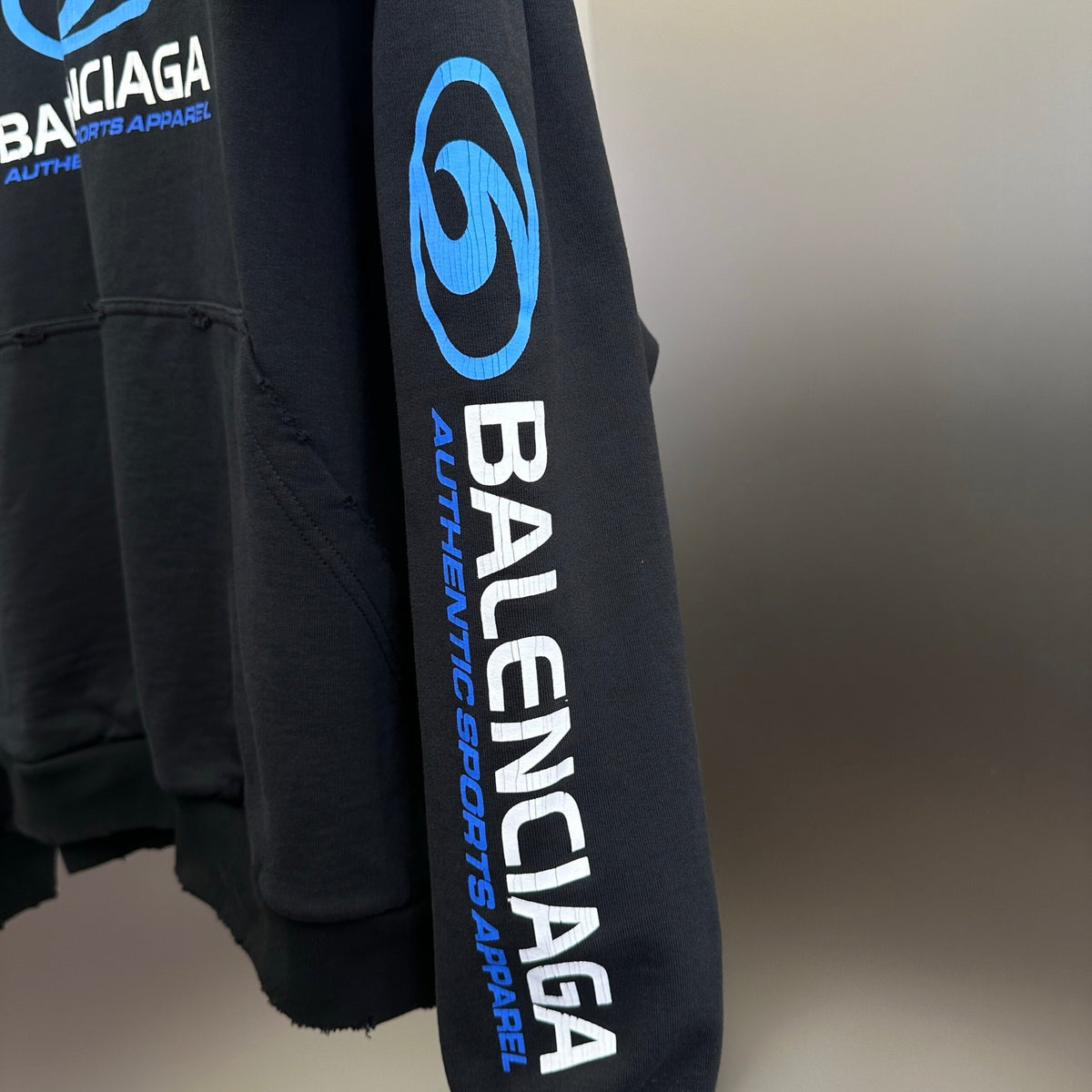 Balenciaga Exclusive Clothing - prezentare produs